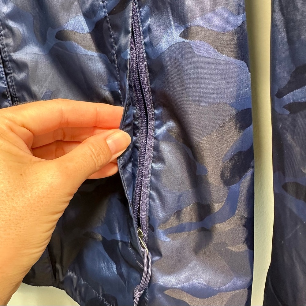 North Face Waterproof Dryvent blue camo wind breaker rain jacket, size small - Picture 4 of 12